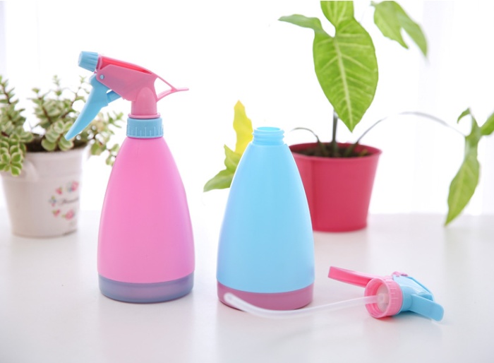 Candy colored watering can watering can hand pressure type plastic sprayer small watering pot watering can
