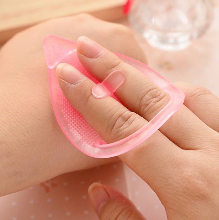 South Korea beauty massage brush silicone pore clean blackhead cutin nasal wash brush strawberry nose artifact