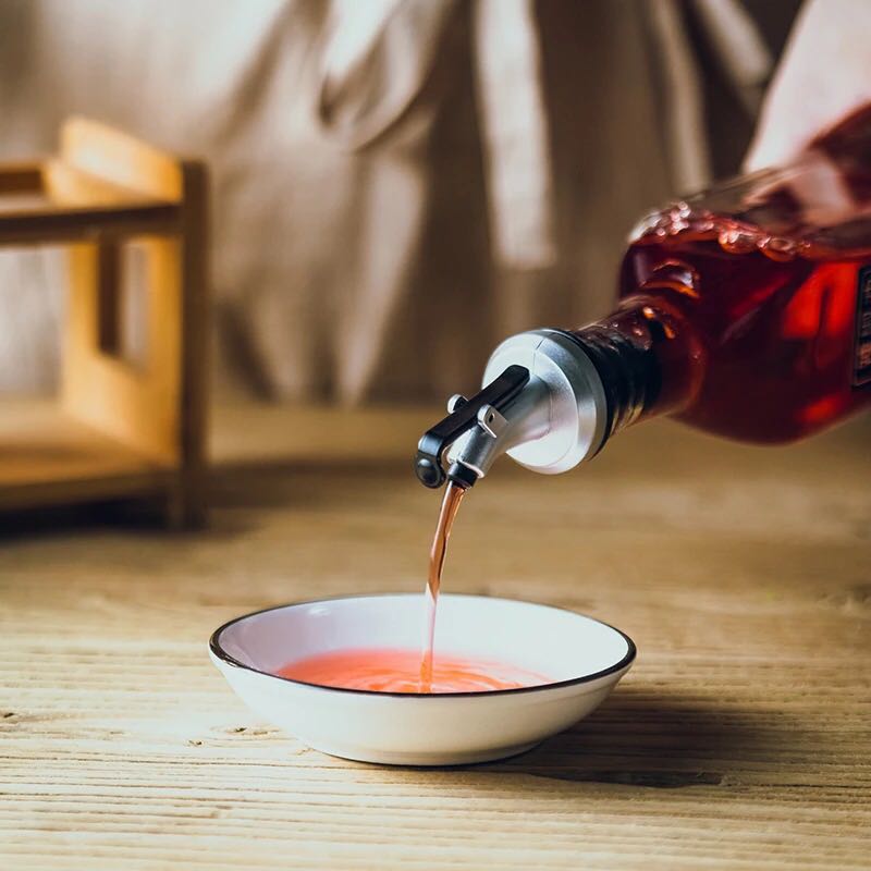 Oil can glass bottle seasoning bottle encase kitchen seasoning bottle sauce bottle crooked mouth Oil mouth Oil can glass bottle seasoning bottle encase kitchen seasoning bottle sauce bottle crooked mouth Oil mouth