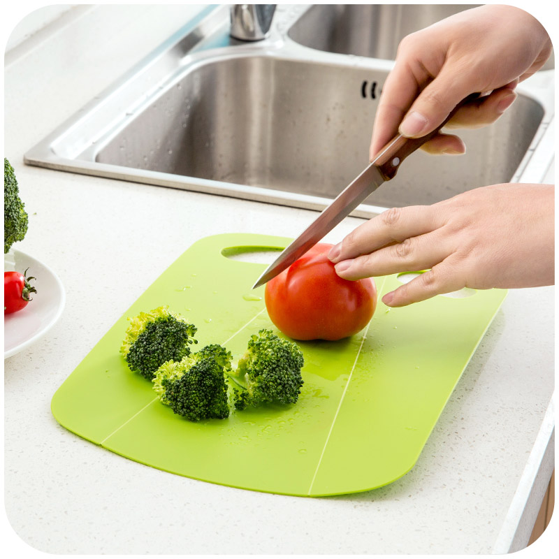 The kitchen  folded  the antiskid chopping board hanging plastic household classification chopping chopping board