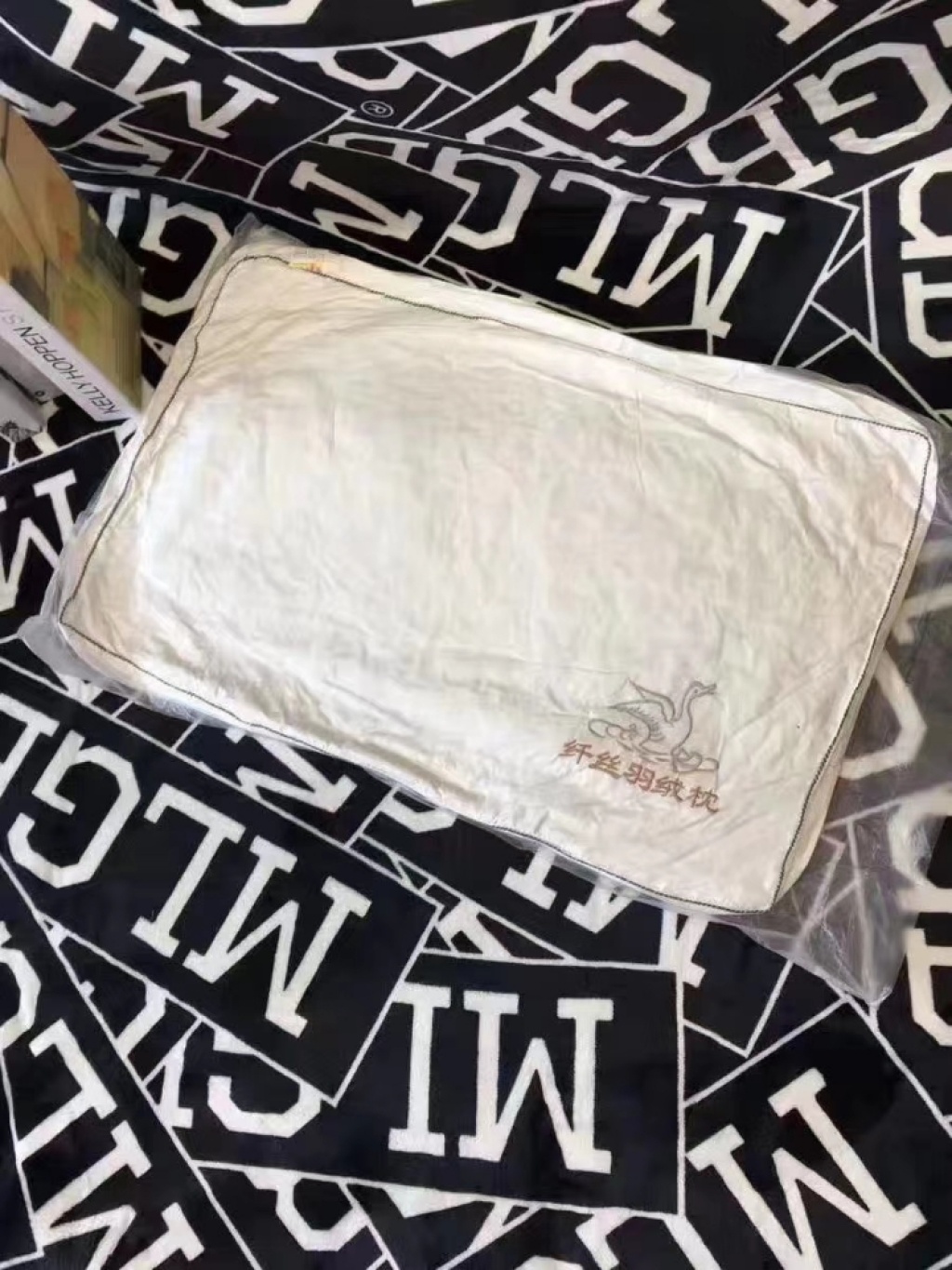 Cotton Twill High-Count and High-Density Swan Embroidery Pillow Inner Wholesale Cotton Twill High-Count and High-Density Swan Embroidery Pillow Inner Wholesale