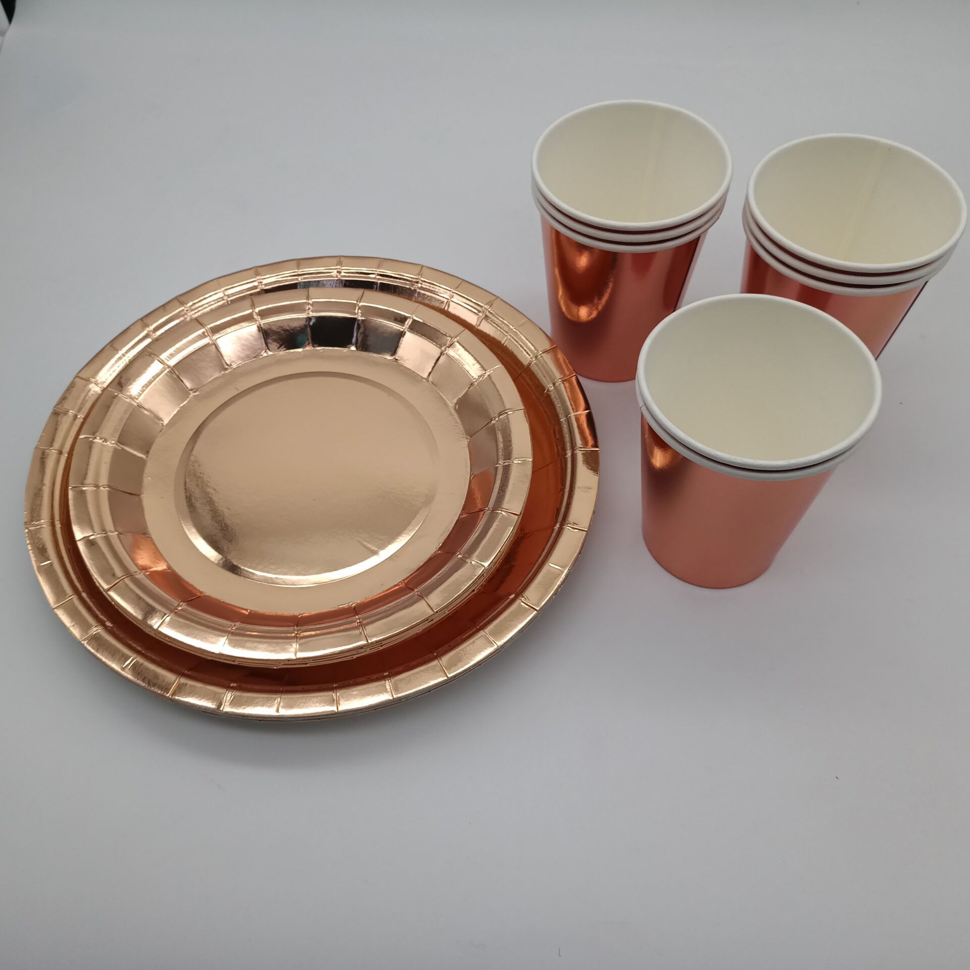 Hot-selling European and American rose gold tableware set disposable paper plate paper cup tissues birthday party Hot-selling European and American rose gold tableware set disposable paper plate paper cup tissues birthday party