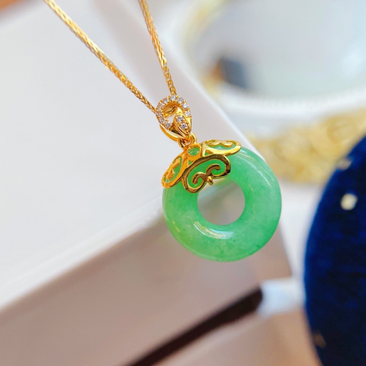 AU750 Gold Safety Buckle Pendant Water Shell Pure Gold Natural Emerald Diamond 18K Gold Necklace