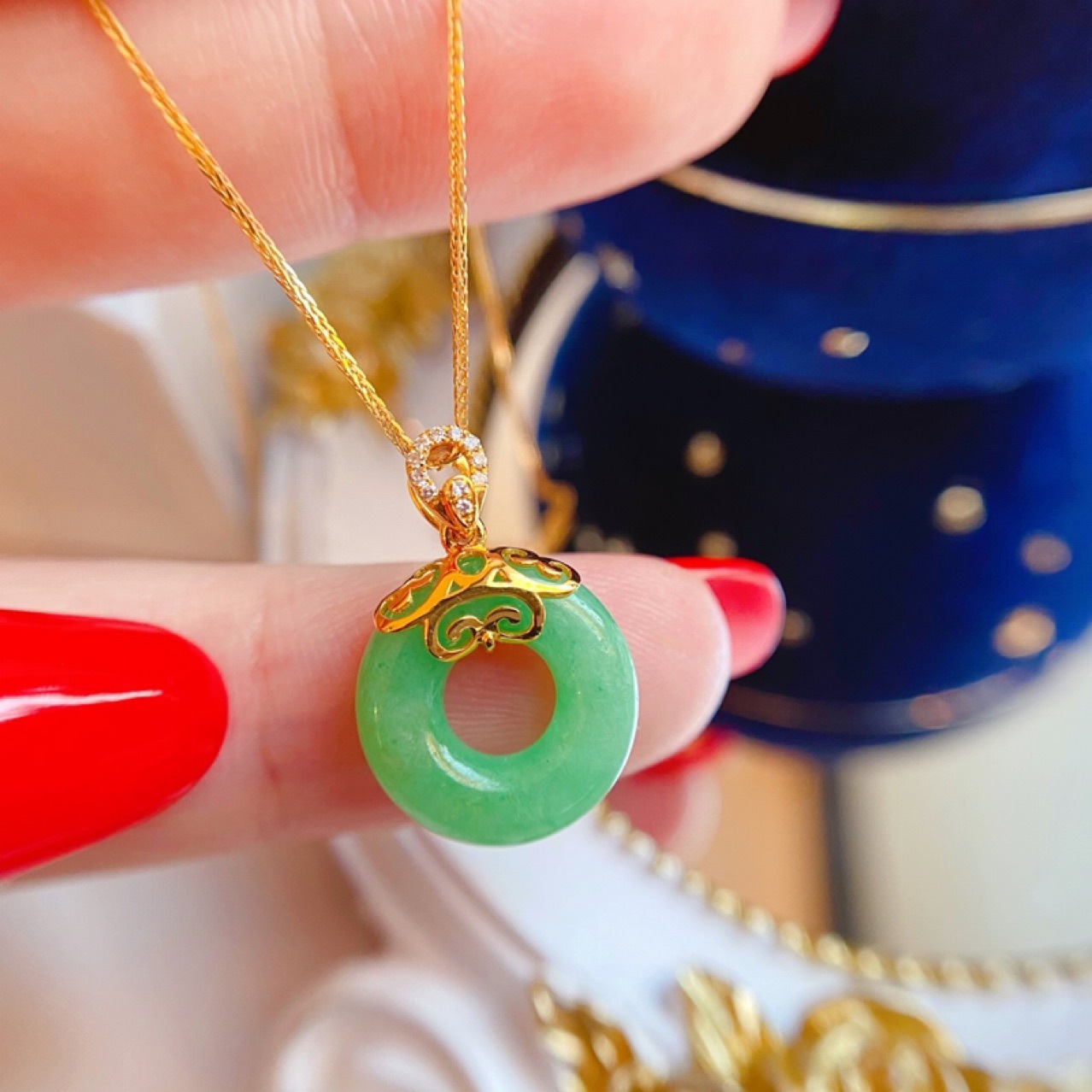 AU750 Gold Safety Buckle Pendant Water Shell Pure Gold Natural Emerald Diamond 18K Gold Necklace AU750 Gold Safety Buckle Pendant Water Shell Pure Gold Natural Emerald Diamond 18K Gold Necklace