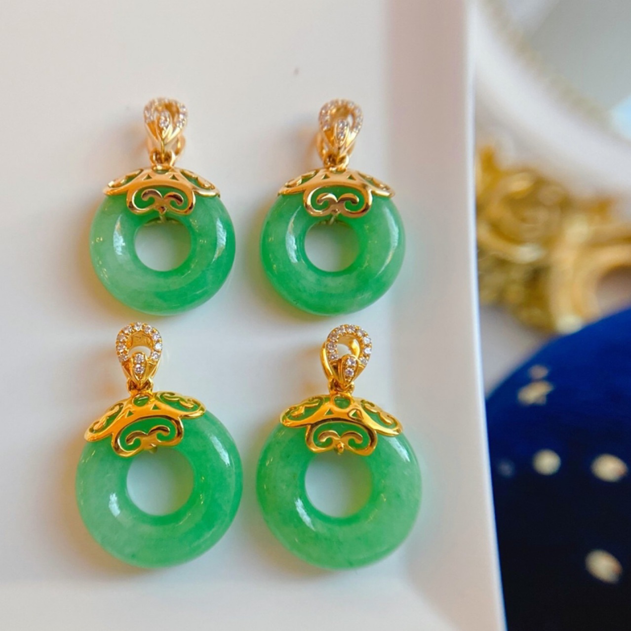 AU750 Gold Safety Buckle Pendant Water Shell Pure Gold Natural Emerald Diamond 18K Gold Necklace AU750 Gold Safety Buckle Pendant Water Shell Pure Gold Natural Emerald Diamond 18K Gold Necklace