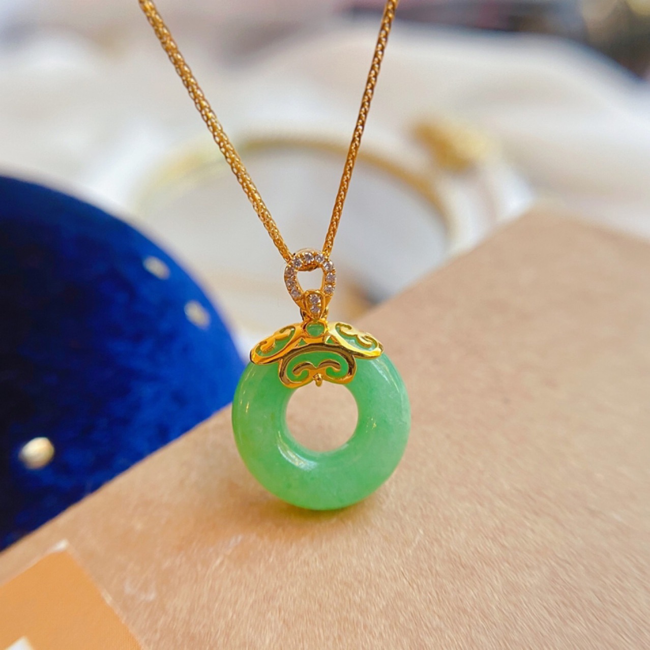 AU750 Gold Safety Buckle Pendant Water Shell Pure Gold Natural Emerald Diamond 18K Gold Necklace AU750 Gold Safety Buckle Pendant Water Shell Pure Gold Natural Emerald Diamond 18K Gold Necklace