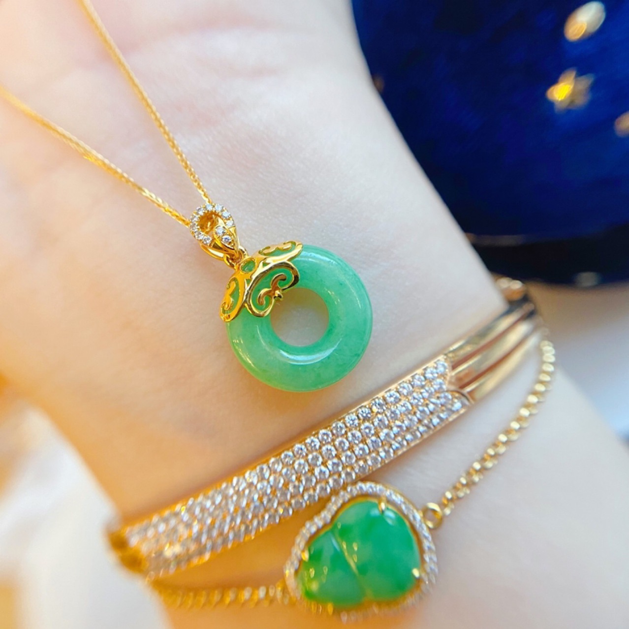 AU750 Gold Safety Buckle Pendant Water Shell Pure Gold Natural Emerald Diamond 18K Gold Necklace AU750 Gold Safety Buckle Pendant Water Shell Pure Gold Natural Emerald Diamond 18K Gold Necklace