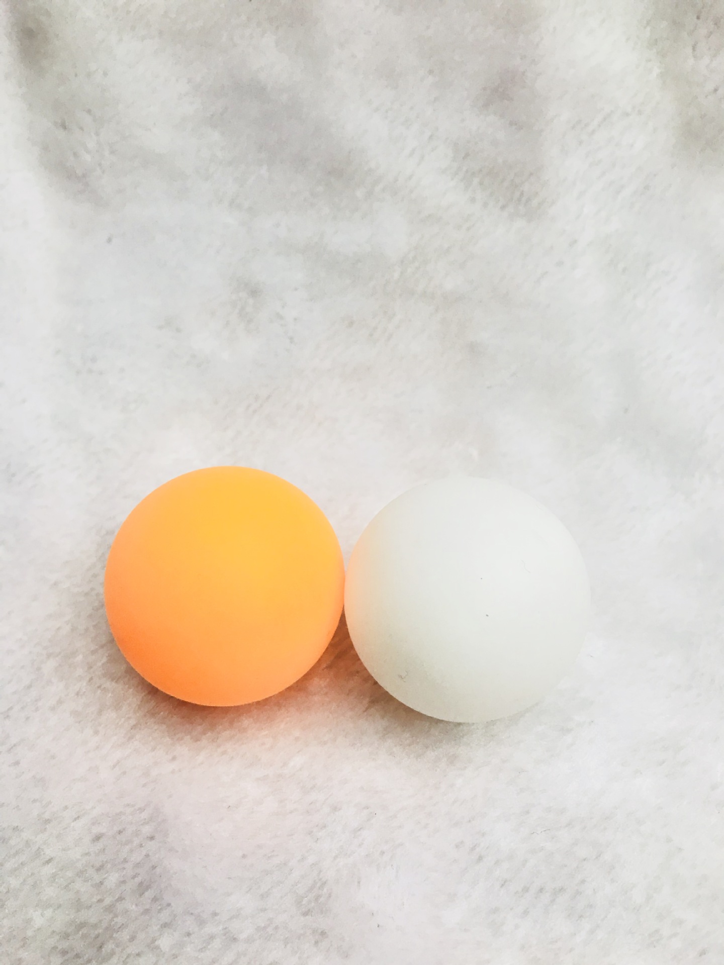 Retail manufacturers direct sales of OULITE plastic table tennis ball yellow and white seamless LOGO. Retail manufacturers direct sales of OULITE plastic table tennis ball yellow and white seamless LOGO.