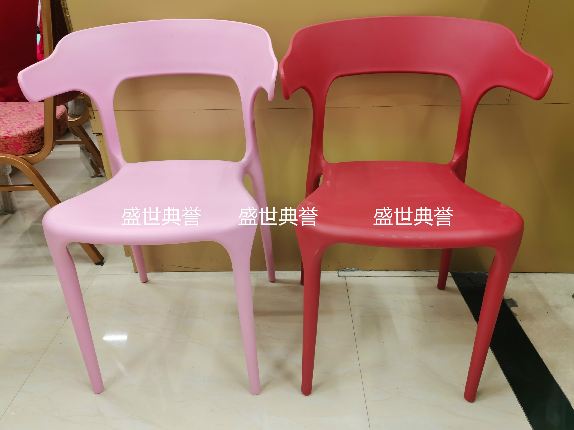 Foreign Trade Plastic Folding Chair Outdoor Wedding Plastic Chair European Wedding Dining Chair Restaurant Ox Horn Chair Foreign Trade Plastic Folding Chair Outdoor Wedding Plastic Chair European Wedding Dining Chair Restaurant Ox Horn Chair