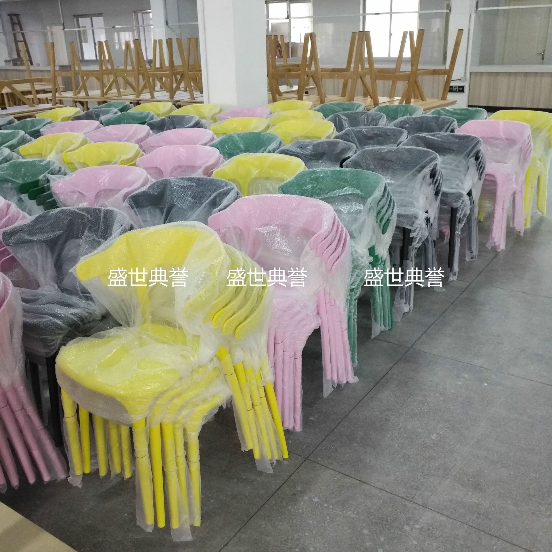 Foreign Trade Plastic Folding Chair Outdoor Wedding Plastic Chair European Wedding Dining Chair Restaurant Ox Horn Chair Foreign Trade Plastic Folding Chair Outdoor Wedding Plastic Chair European Wedding Dining Chair Restaurant Ox Horn Chair