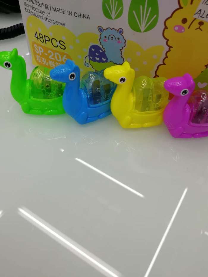 Korean stationery creative camel shaped pencil sharpener cartoon double - bore pencil sharpener.