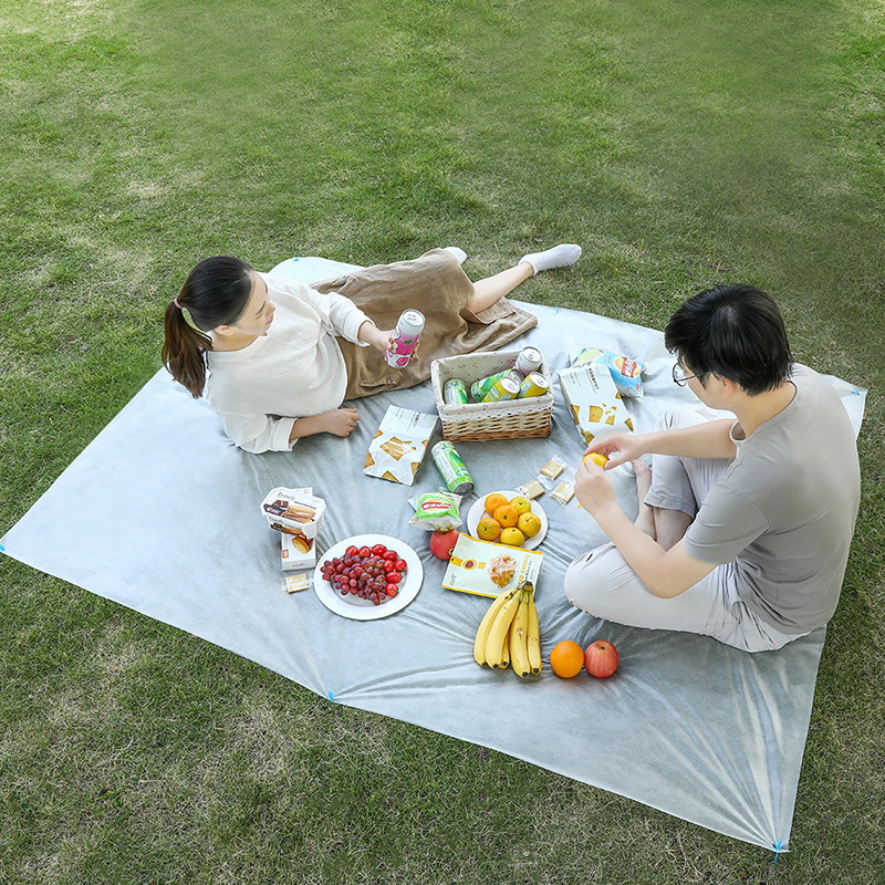 . Outdoor Picnic Mat Disposable Moisture-Proof Picnic Blanket Foldable and Portable Grassland Mat Non-Woven Fabric Beach Picnic Pad