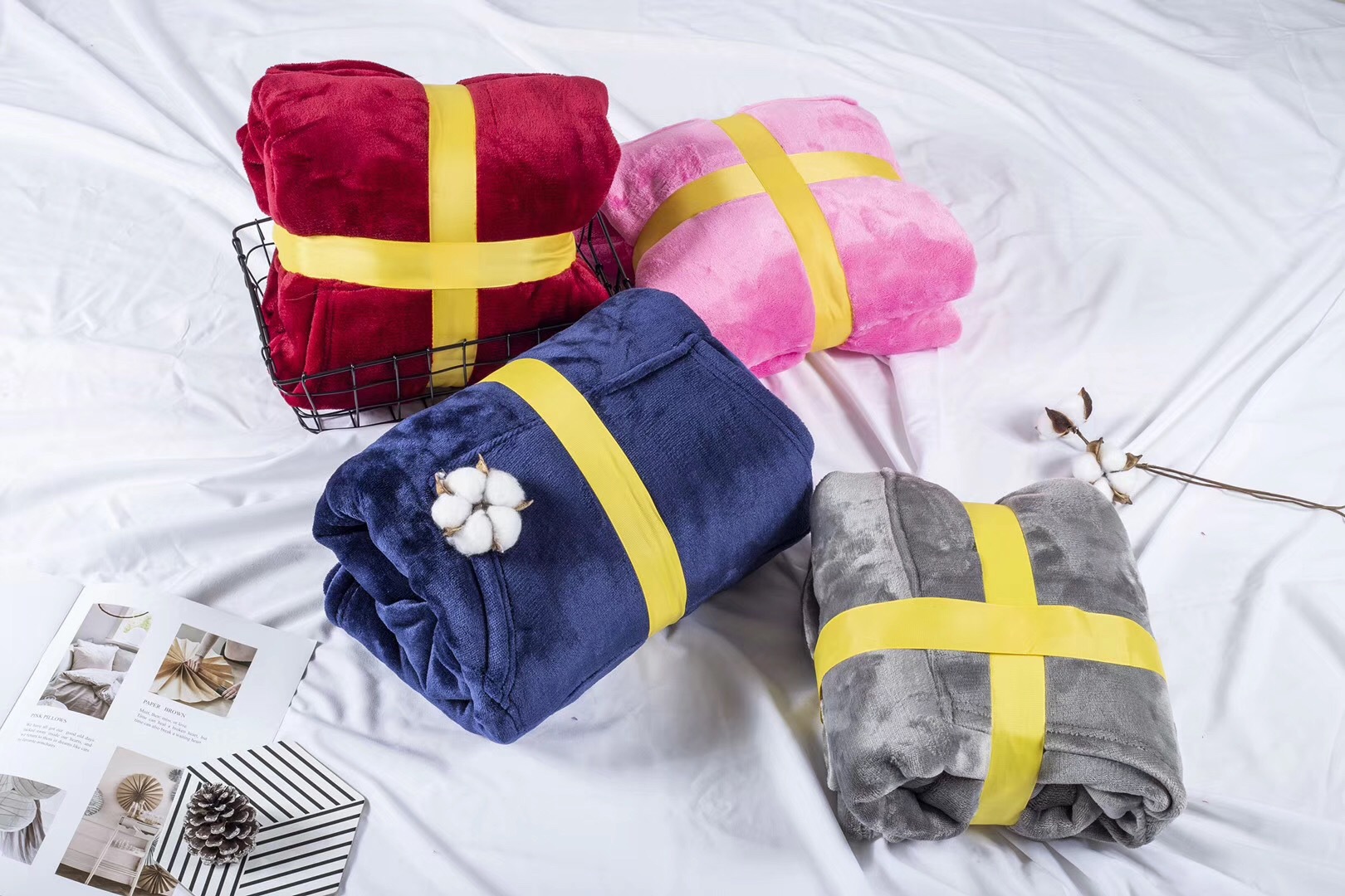 Huggle Hoodie Pullover Fleece Jacket Hooded Outdoor Cold-Proof Warm Lazy Pullover TV Blanket Nightgown for Women Huggle Hoodie Pullover Fleece Jacket Hooded Outdoor Cold-Proof Warm Lazy Pullover TV Blanket Nightgown for Women