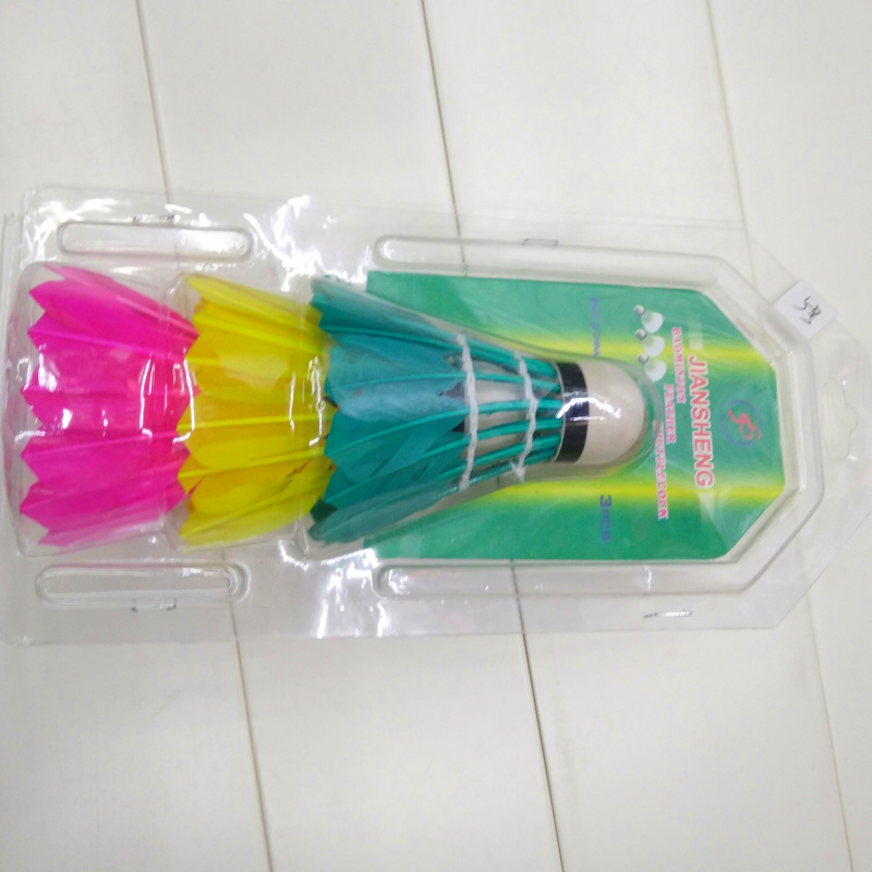 The factory wholesale 3 color badminton to play the high quality ball.