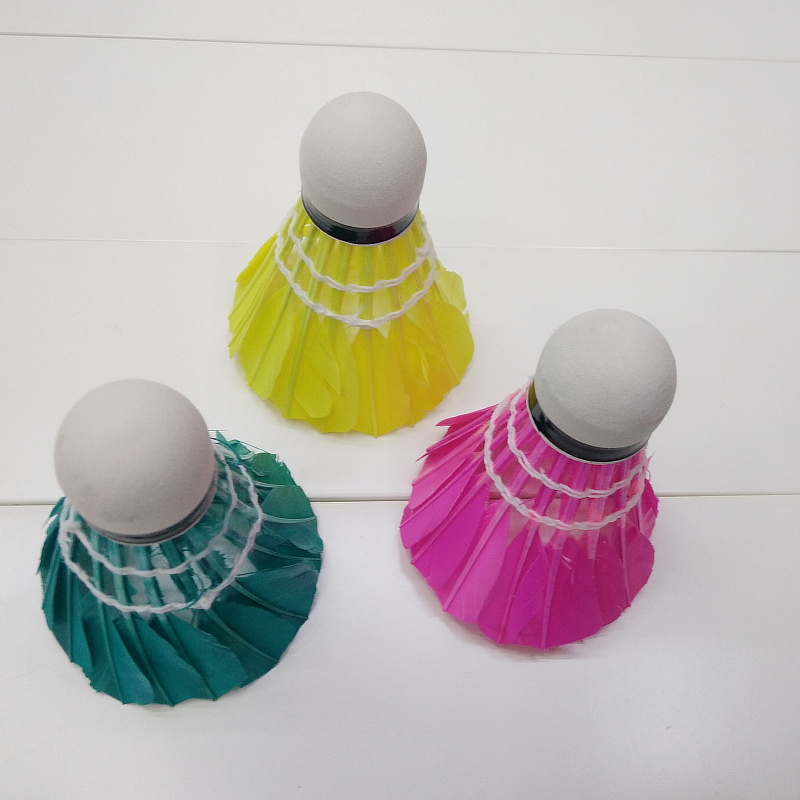 The factory wholesale 3 color badminton to play the high quality ball.