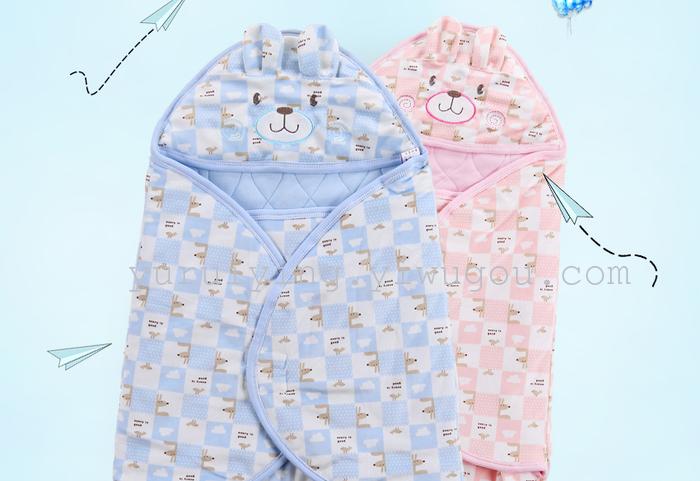 The infant was holding newborn children sleeping bag baby sleeping baby sleeping bag was split kick against the winter The infant was holding newborn children sleeping bag baby sleeping baby sleeping bag was split kick against the winter