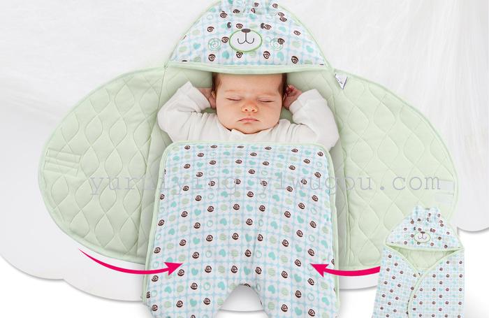 The infant was holding newborn children sleeping bag baby sleeping baby sleeping bag was split kick against the winter The infant was holding newborn children sleeping bag baby sleeping baby sleeping bag was split kick against the winter