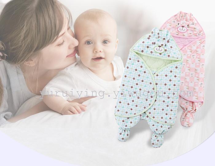 The infant was holding newborn children sleeping bag baby sleeping baby sleeping bag was split kick against the winter The infant was holding newborn children sleeping bag baby sleeping baby sleeping bag was split kick against the winter