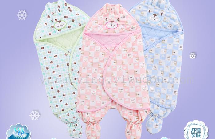 The infant was holding newborn children sleeping bag baby sleeping baby sleeping bag was split kick against the winter The infant was holding newborn children sleeping bag baby sleeping baby sleeping bag was split kick against the winter