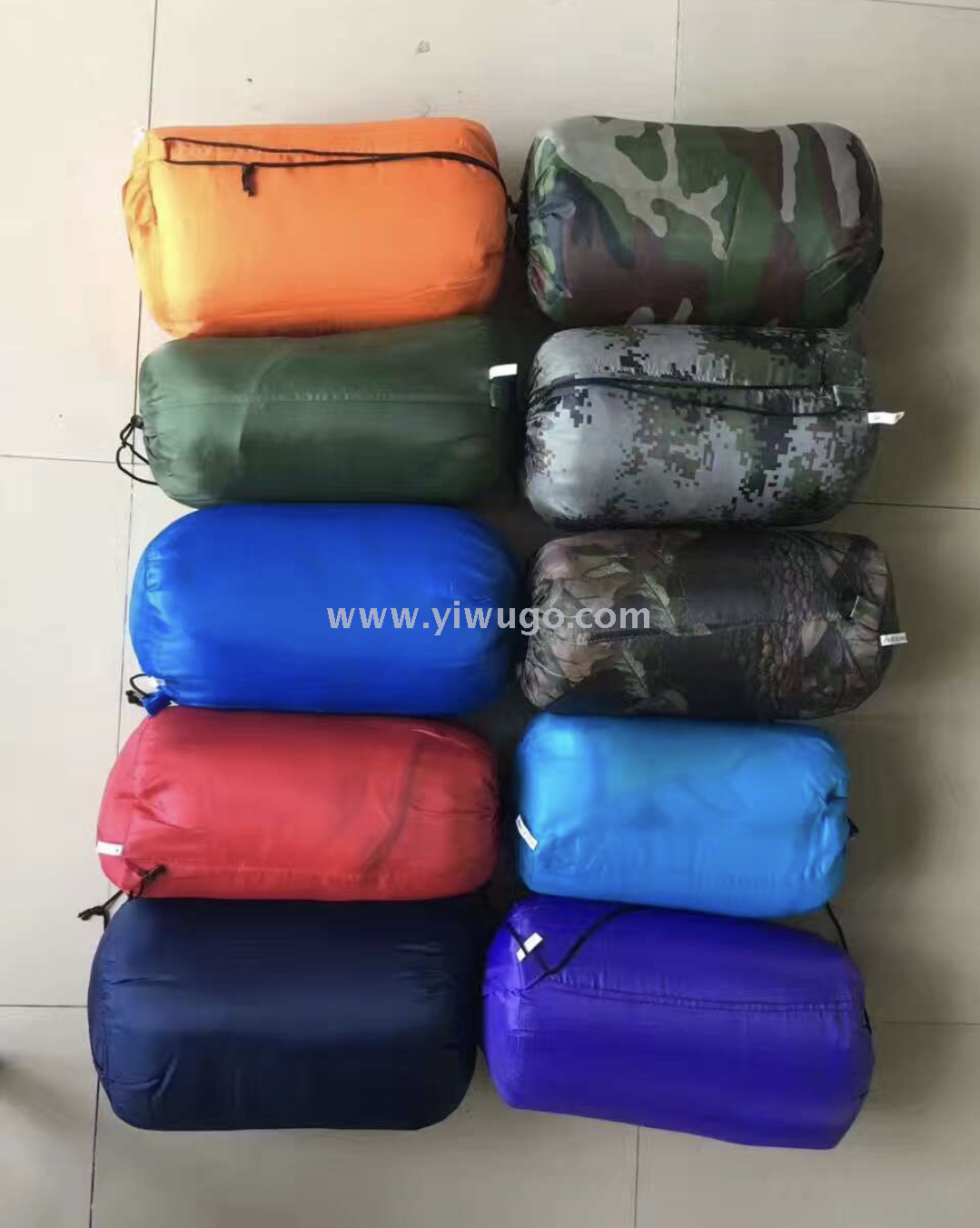 The 0.65kg summer monochrome outdoor hooded envelope makes it easy to carry an outdoor sleeping bag
