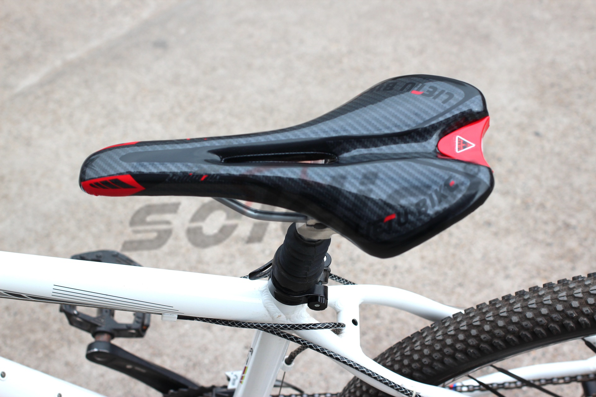 New bicycle cushion hunting on the road hole cushion mountain bike road car special soft and comfortable