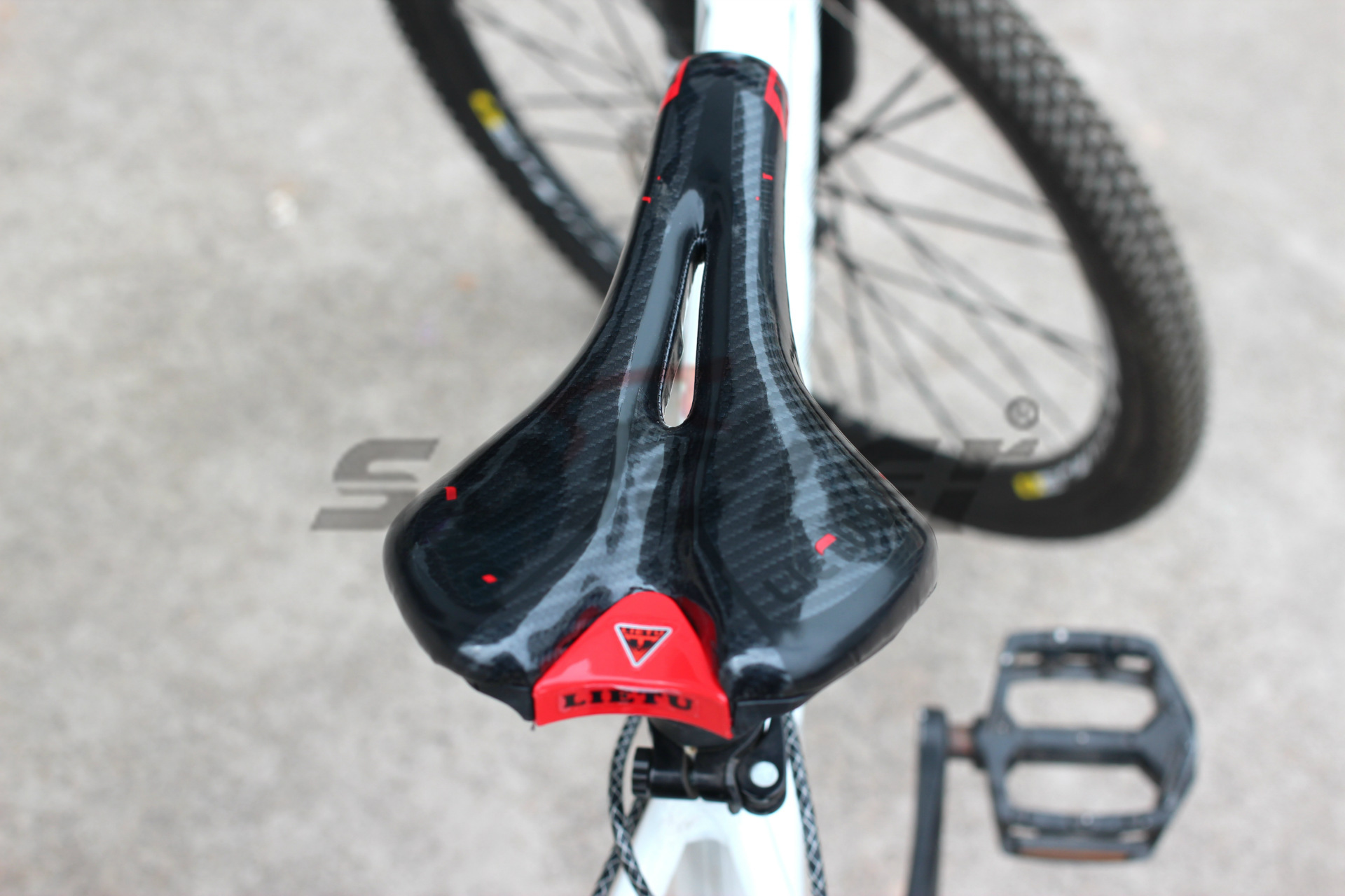 New bicycle cushion hunting on the road hole cushion mountain bike road car special soft and comfortable
