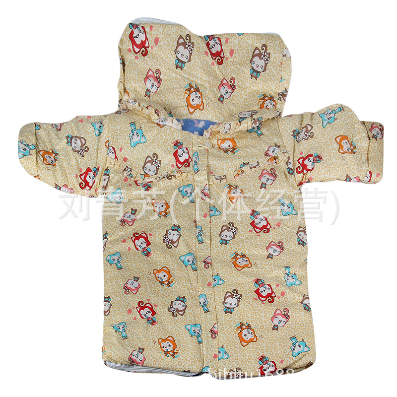 Baby with sleeved sleeping bag in autumn and winter is kicked by Baby