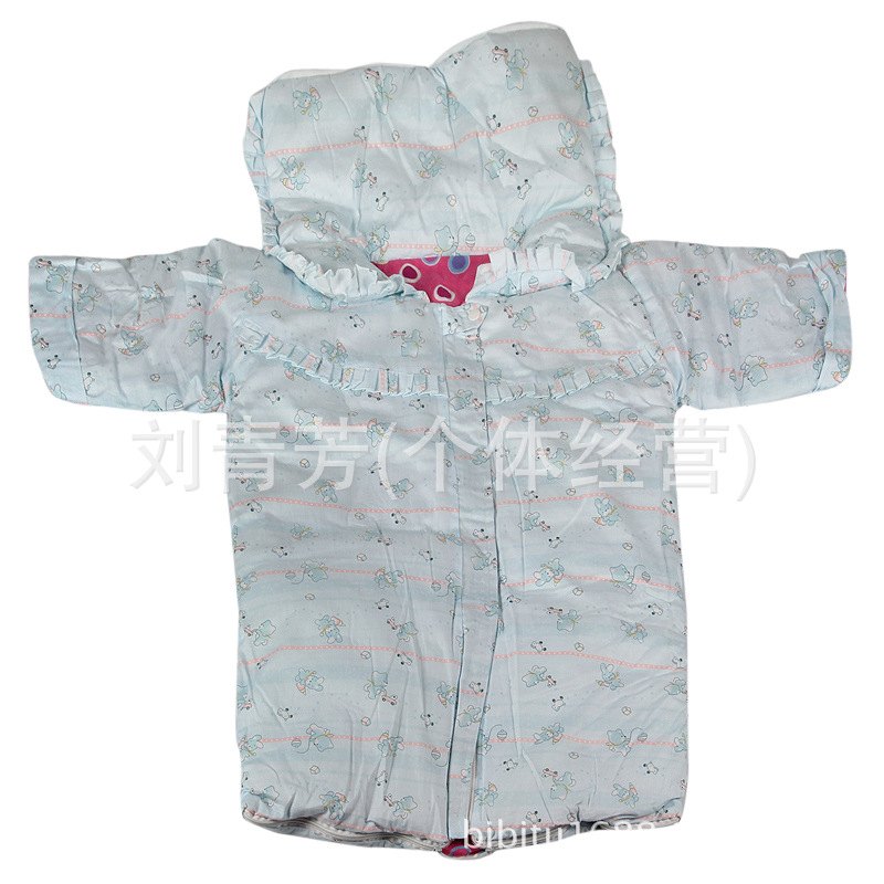Baby with sleeved sleeping bag in autumn and winter is kicked by Baby