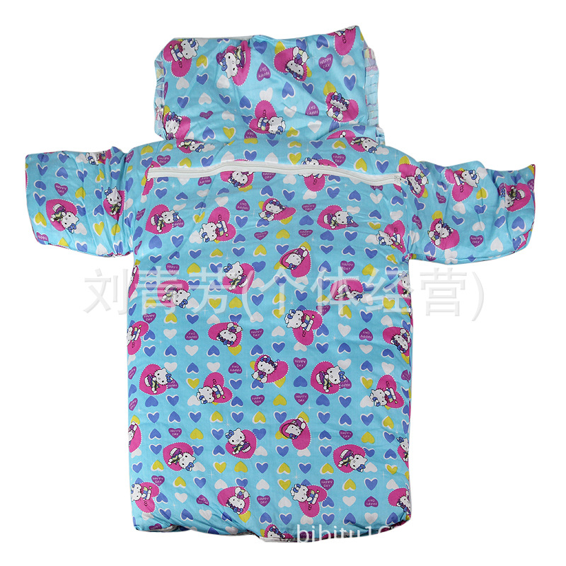 Baby with sleeved sleeping bag in autumn and winter is kicked by Baby