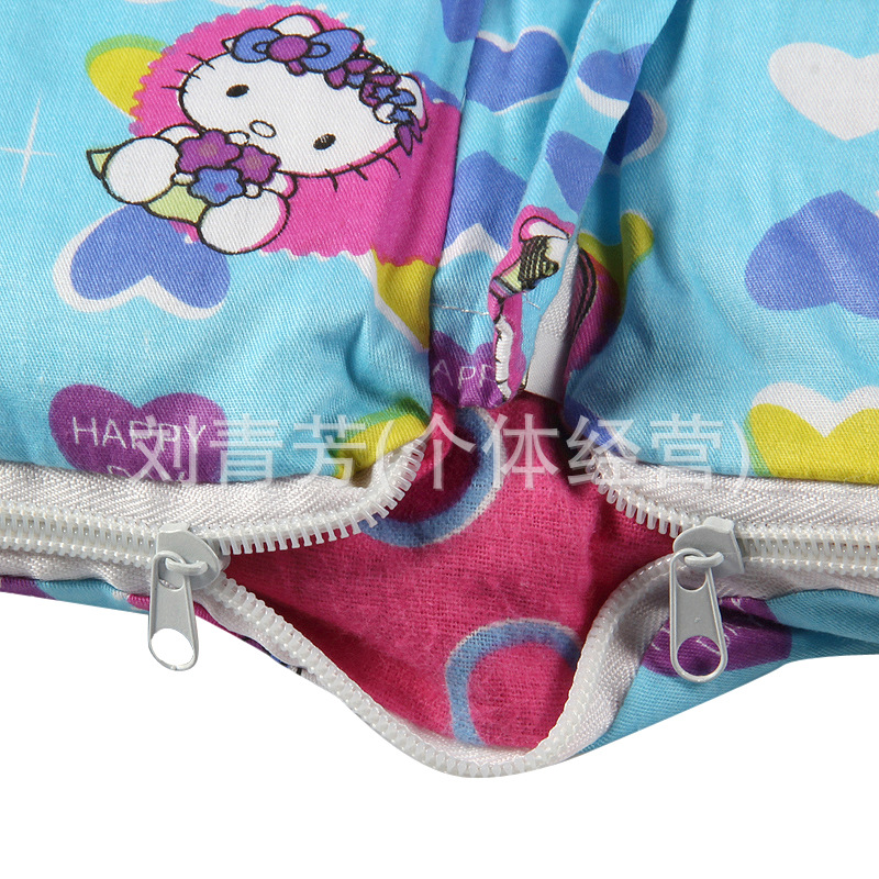 Baby with sleeved sleeping bag in autumn and winter is kicked by Baby
