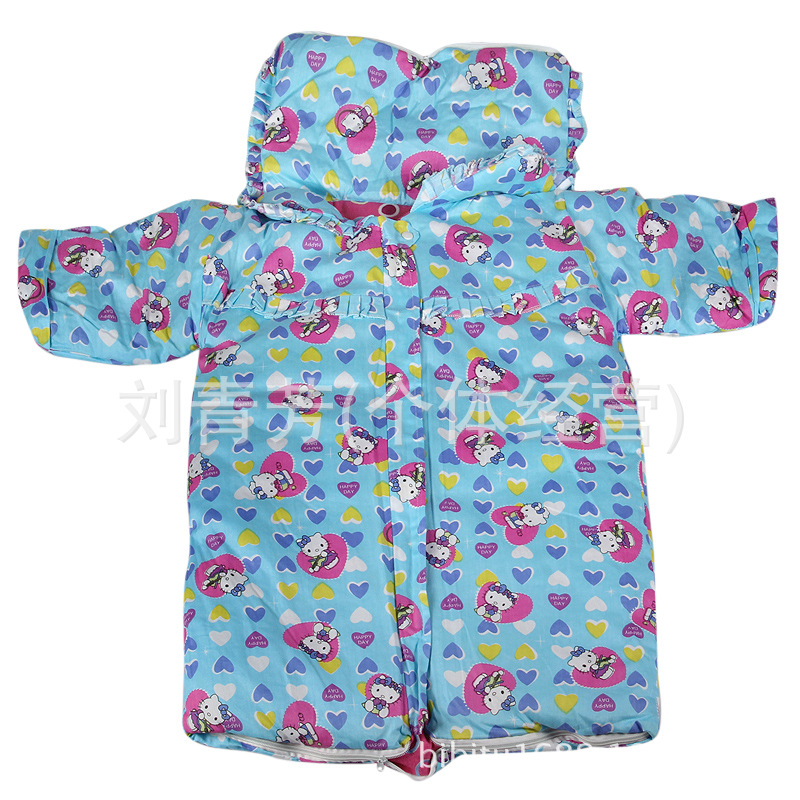 Baby with sleeved sleeping bag in autumn and winter is kicked by Baby