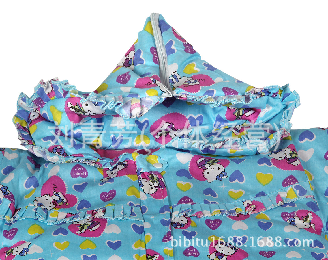 Baby with sleeved sleeping bag in autumn and winter is kicked by Baby