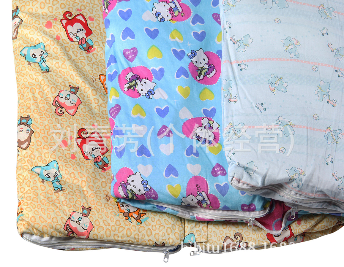 Baby with sleeved sleeping bag in autumn and winter is kicked by Baby