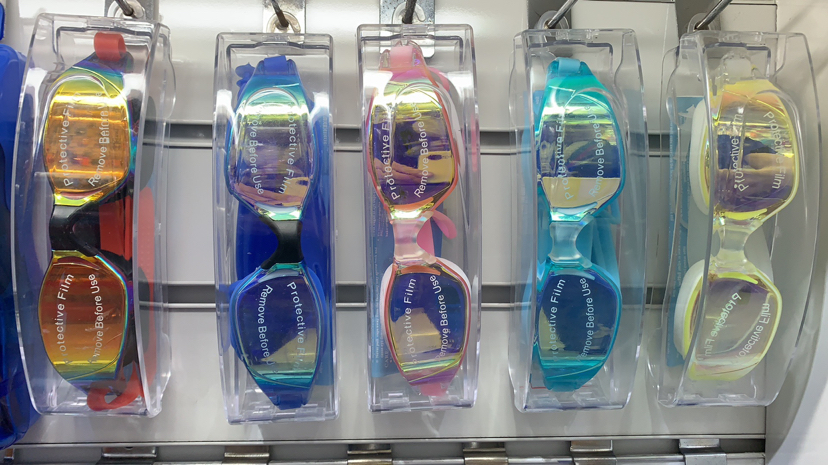 Our Factory Specializes in Producing Diving Mask Swimming Goggles and Swimming Caps.