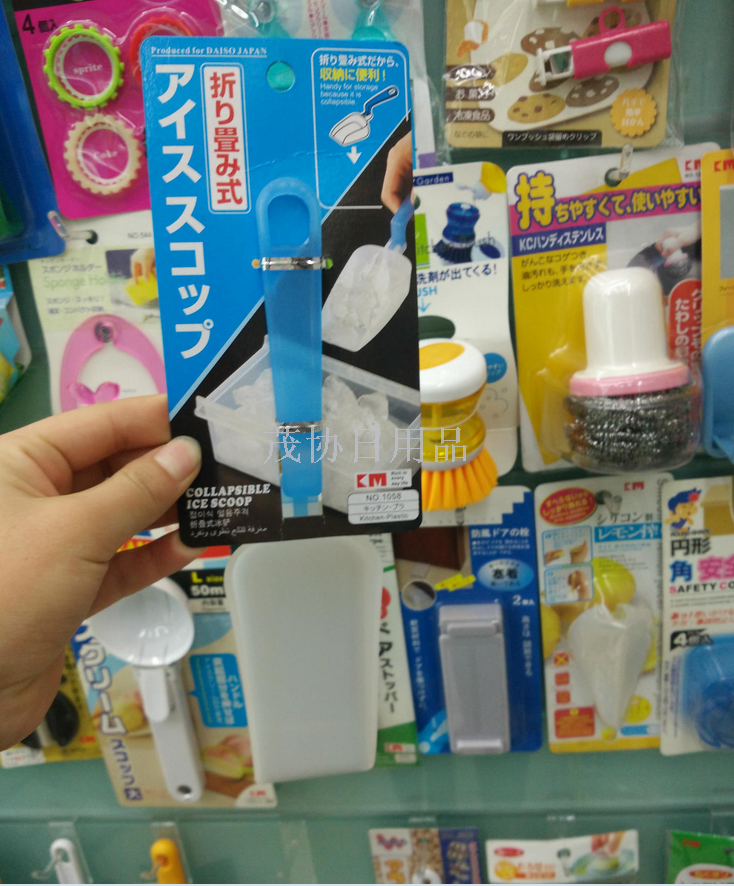 The folding ice shovel creative food shovel bean shovel.