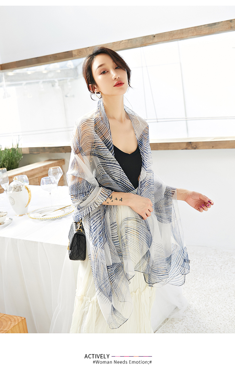 New Korean version of gauze scarf with scarf gradient long beach towel sunscreen scarf shawl dual-use women New Korean version of gauze scarf with scarf gradient long beach towel sunscreen scarf shawl dual-use women