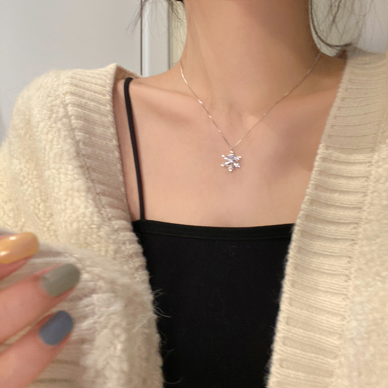 2021 New Christmas Gift Light Luxury Rotatable Snowflake Necklace Women's Sweater Chain Trendy High-Grade Autumn and Winter Clavicle Chain 2021 New Christmas Gift Light Luxury Rotatable Snowflake Necklace Women's Sweater Chain Trendy High-Grade Autumn and Winter Clavicle Chain