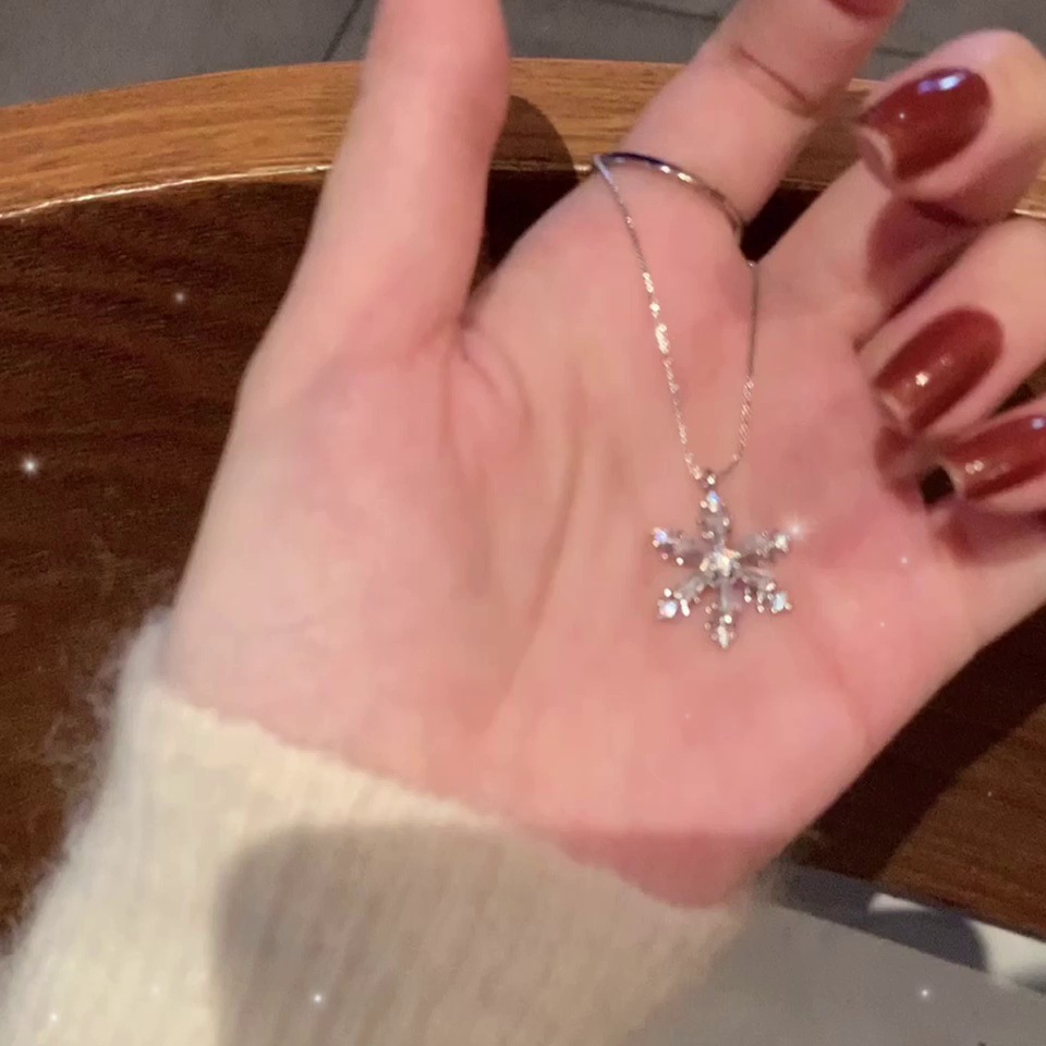 2021 New Christmas Gift Light Luxury Rotatable Snowflake Necklace Women's Sweater Chain Trendy High-Grade Autumn and Winter Clavicle Chain 2021 New Christmas Gift Light Luxury Rotatable Snowflake Necklace Women's Sweater Chain Trendy High-Grade Autumn and Winter Clavicle Chain