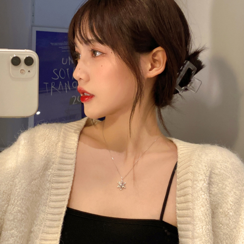 2021 New Christmas Gift Light Luxury Rotatable Snowflake Necklace Women's Sweater Chain Trendy High-Grade Autumn and Winter Clavicle Chain 2021 New Christmas Gift Light Luxury Rotatable Snowflake Necklace Women's Sweater Chain Trendy High-Grade Autumn and Winter Clavicle Chain