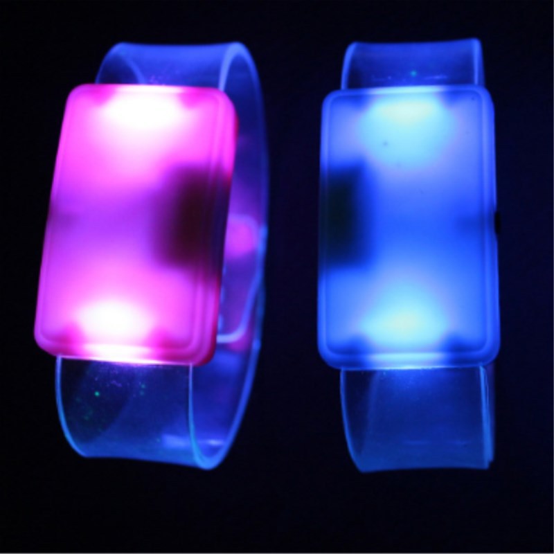 The new LED flashlight bracelet with luminous bracelet and luminous bracelet can customize the customer's logo. The new LED flashlight bracelet with luminous bracelet and luminous bracelet can customize the customer's logo.