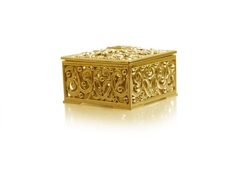 European wedding supplies gold hollow out creative plastic wedding candy box wedding hand gift box sugar box European wedding supplies gold hollow out creative plastic wedding candy box wedding hand gift box sugar box