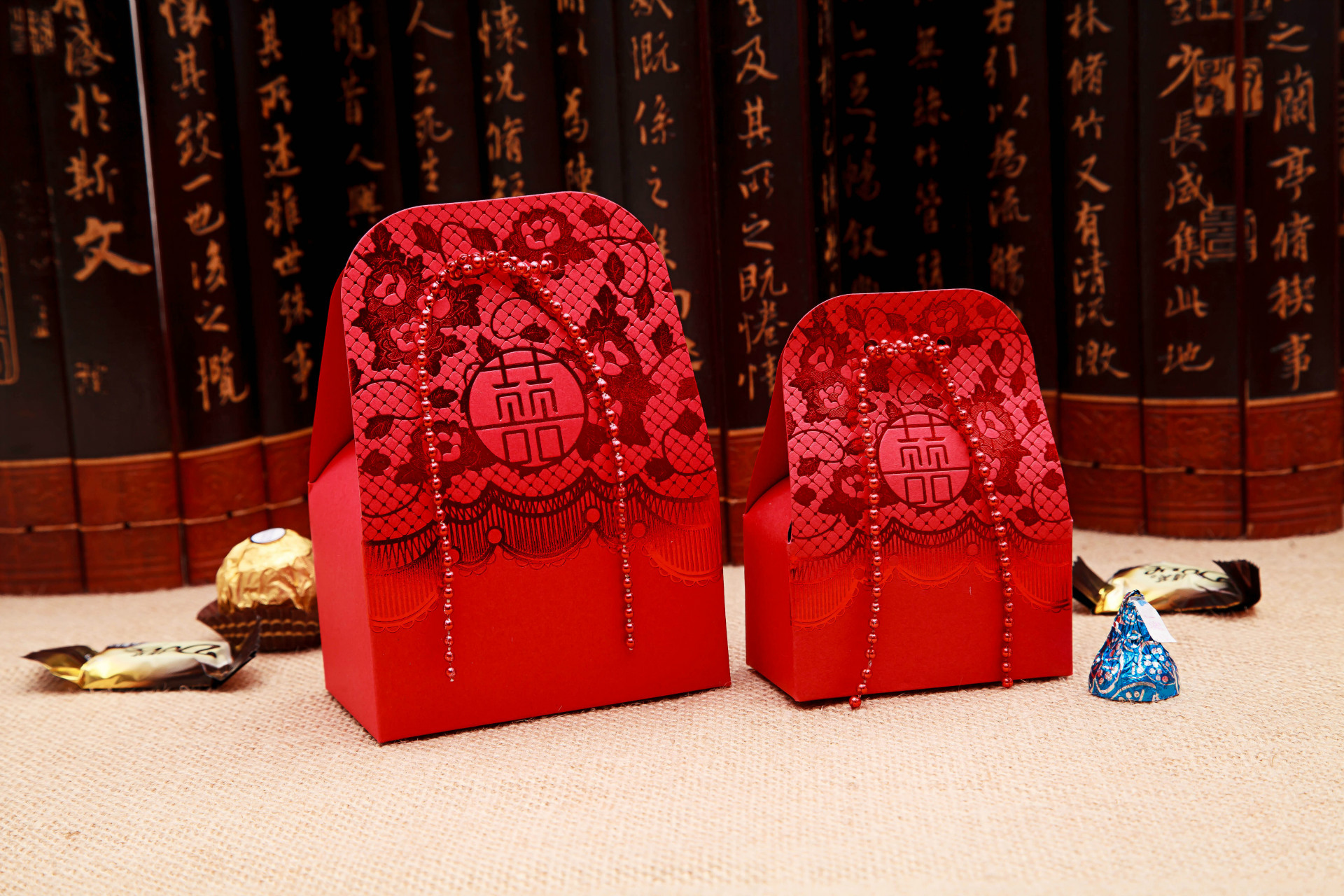 The new \\\"gold bead curtain\\\" creative series large happy candy box wholesale can be customized Chinese style high-grade embossed grain