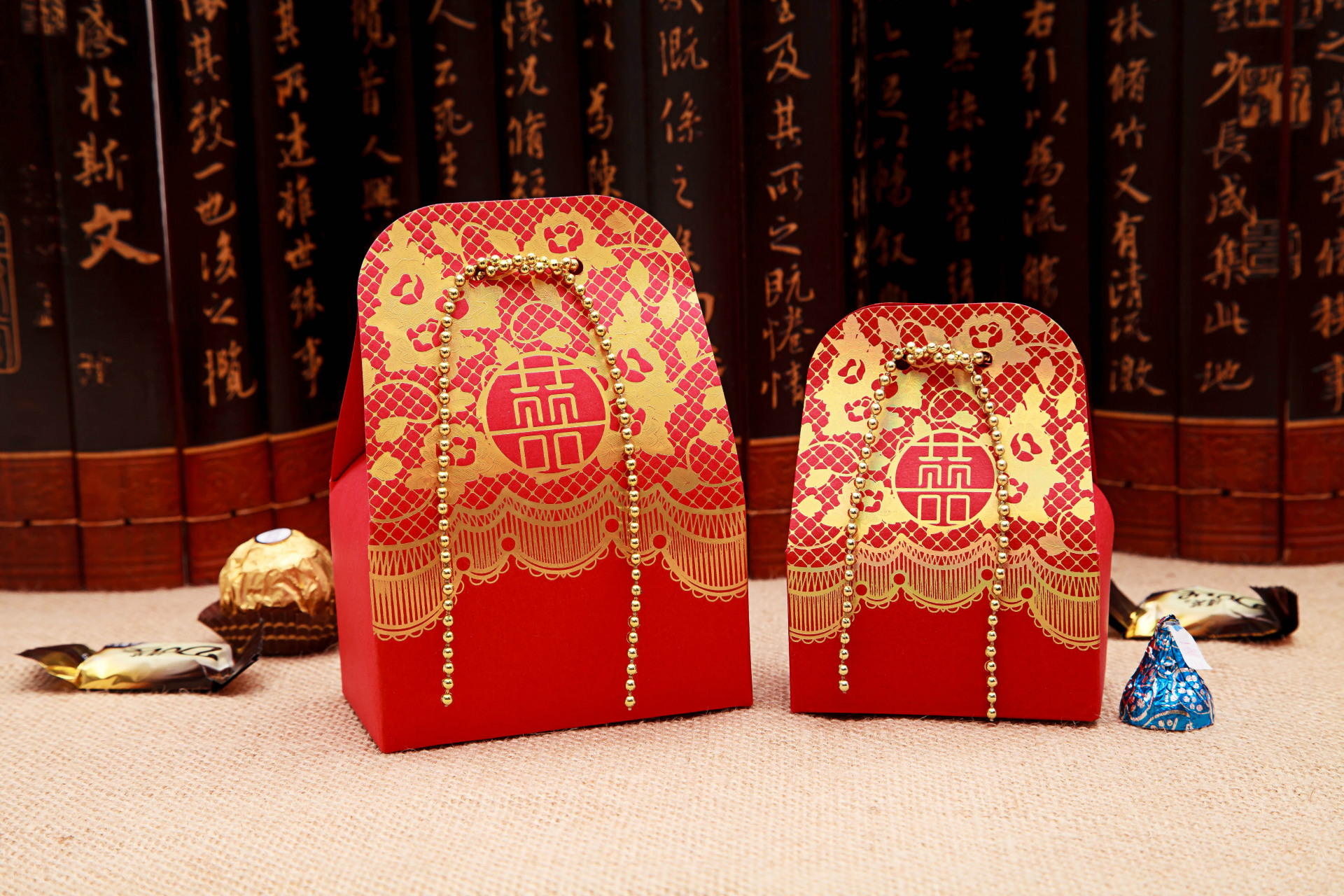 The new \\\"gold bead curtain\\\" creative series large happy candy box wholesale can be customized Chinese style high-grade embossed grain