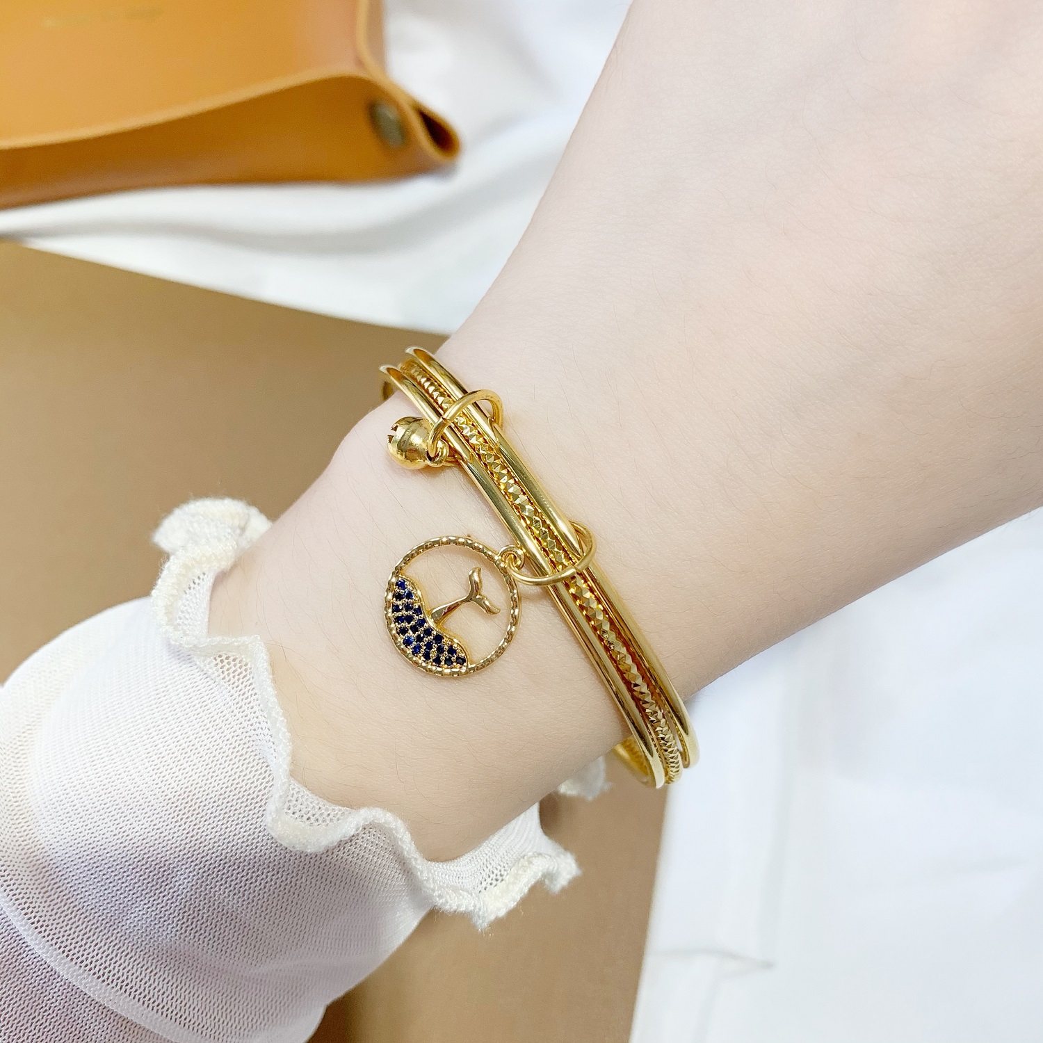 Sansheng Sanshi Elegant Blue Diamond Mermaid Tail Bracelet Wrist Ring Female No Color Fading Alluvial Gold Bell Thin Bracelet Sansheng Sanshi Elegant Blue Diamond Mermaid Tail Bracelet Wrist Ring Female No Color Fading Alluvial Gold Bell Thin Bracelet