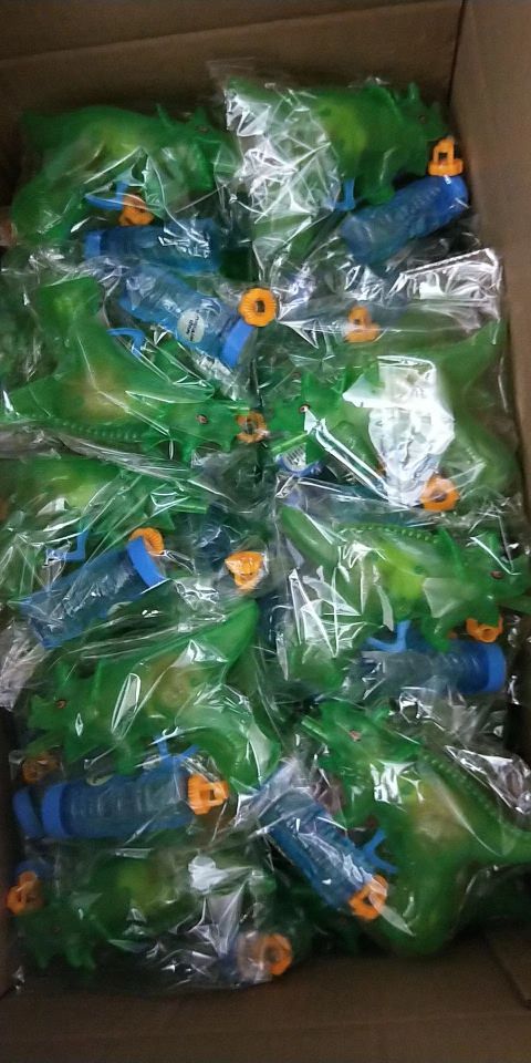 The dinosaur bubble gun is selling like hot cakes The dinosaur bubble gun is selling like hot cakes