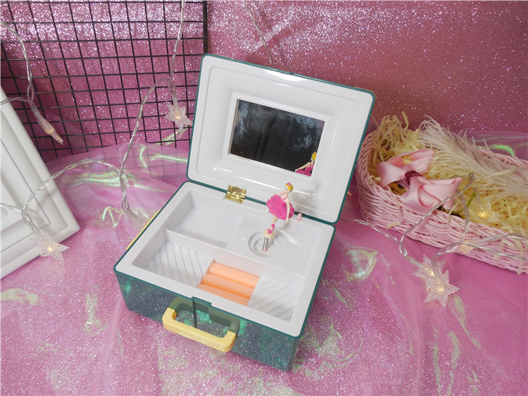 Retro girl heart birthday music box girls gift bestie girls children's suitcase music box Retro girl heart birthday music box girls gift bestie girls children's suitcase music box