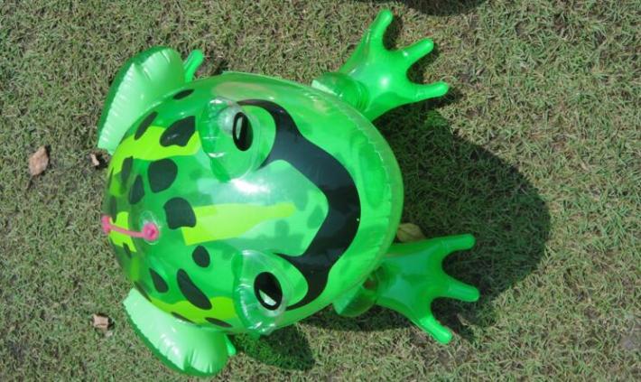 The Children 's inflatable toys with towns and strings inflatable frogs are sold by large manufacturers