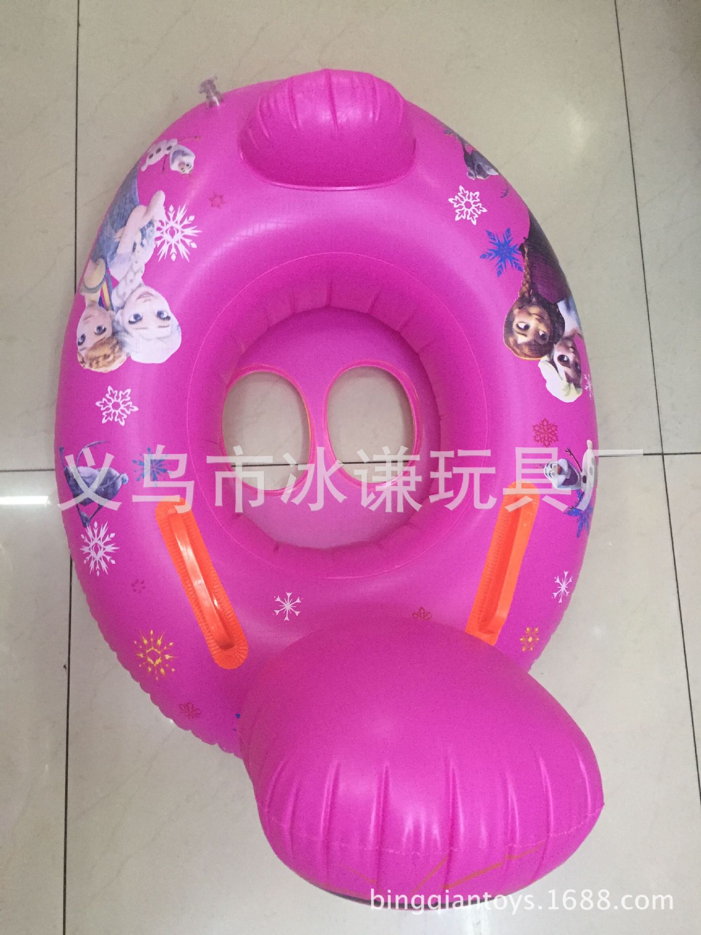 Toys and children's inflatable toys to take the lead in the swimming circle of the yacht. Toys and children's inflatable toys to take the lead in the swimming circle of the yacht.