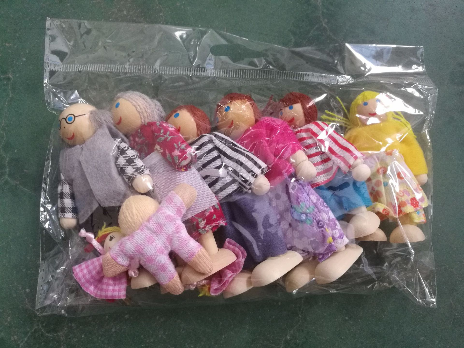 Family 6 expressions using seven wooden doll house doll educational baby toys parent - child Eva joints. 12 Family 6 expressions using seven wooden doll house doll educational baby toys parent - child Eva joints. 12