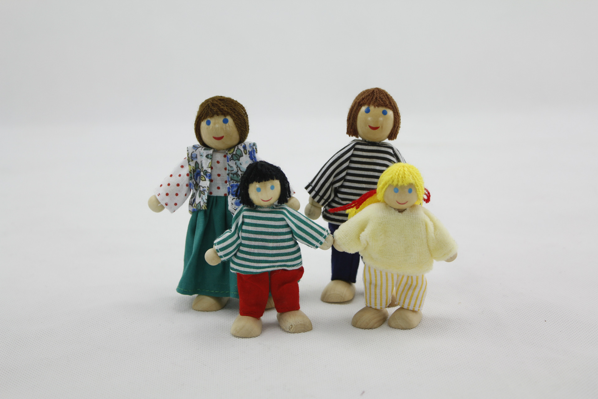 Family 6 expressions using seven wooden doll house doll educational baby toys parent - child Eva joints. 12 Family 6 expressions using seven wooden doll house doll educational baby toys parent - child Eva joints. 12